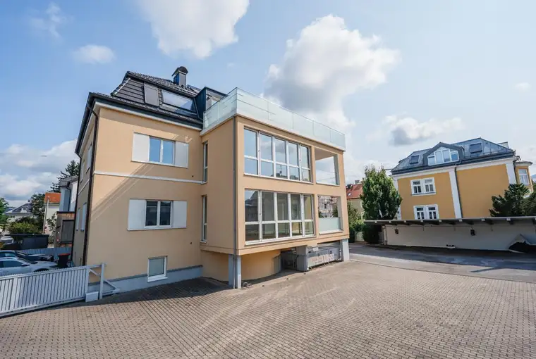 Exklusive Investitionsgelegenheit: Stilvolle Villa mit 3 Wohneinheiten
