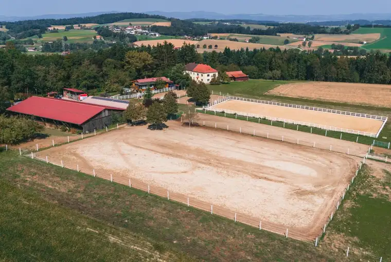 Exklusive Reitanlage mit laufendem Einstellbetrieb in idyllischer Lage