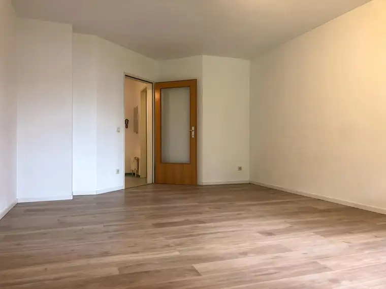 Gemütliche Garconnaire mit Balkon und Carport