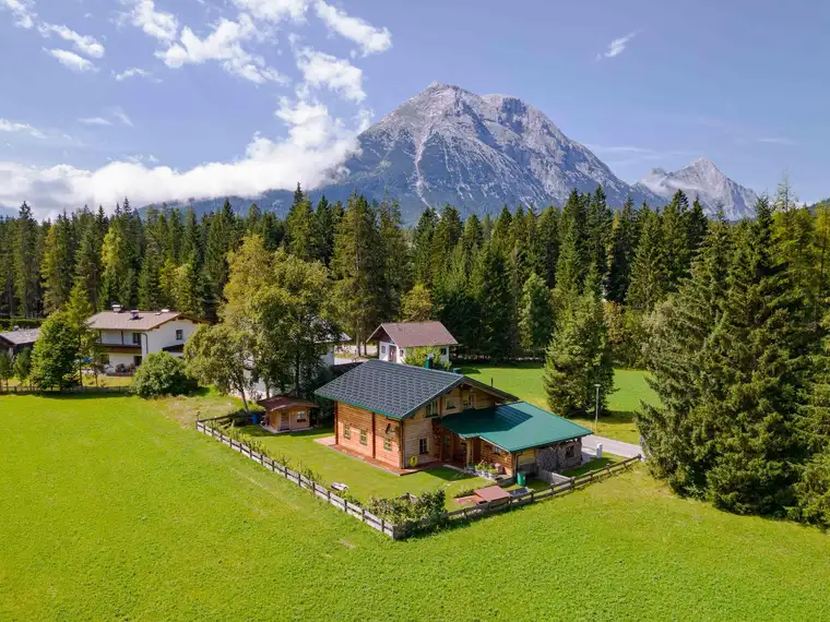 Traditionelles Tiroler Holzhaus in idyllischer Lage mit Doppel-Carport und Bergblick