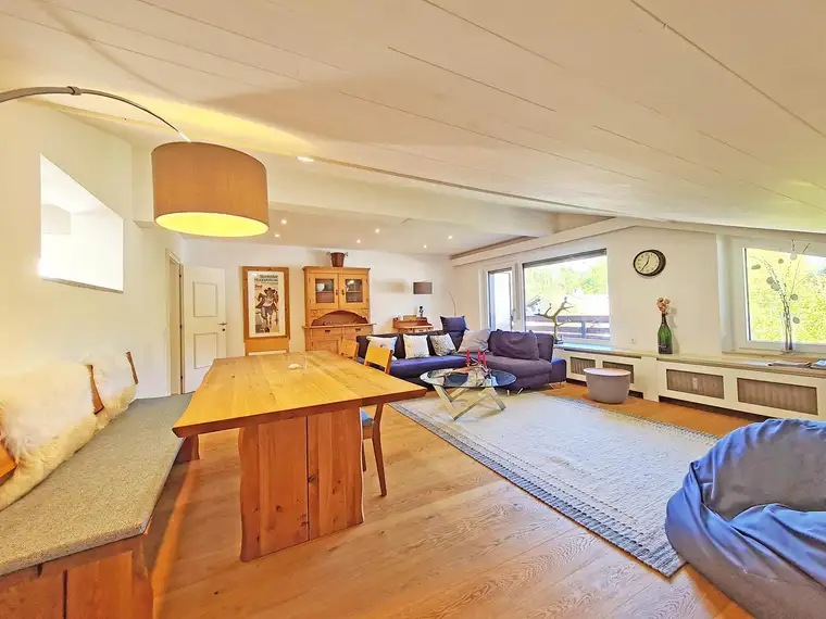 Zentrumsnahe &amp; renovierte 3-Zimmer DG-Ferienwohnung mit Tiefgarage