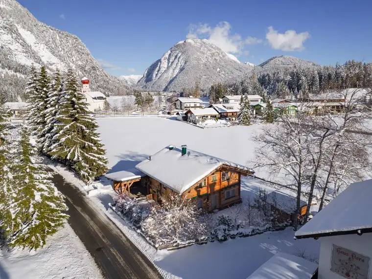 Traditionelles Tiroler Holzhaus in idyllischer Lage mit Doppel-Carport und Bergblick
