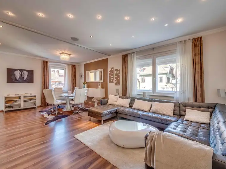 Historisches Wohnhaus mit Geschäftseinheit in Zentrumslage mit großzügiger Maisonette &amp; Garten