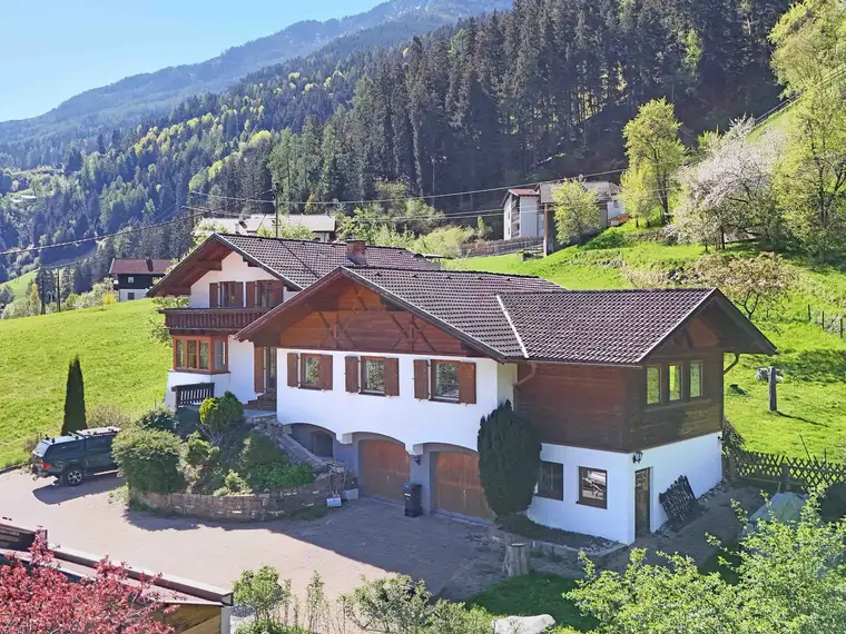 Modernisiertes Landhaus mit Weitblick im Tiroler Oberland