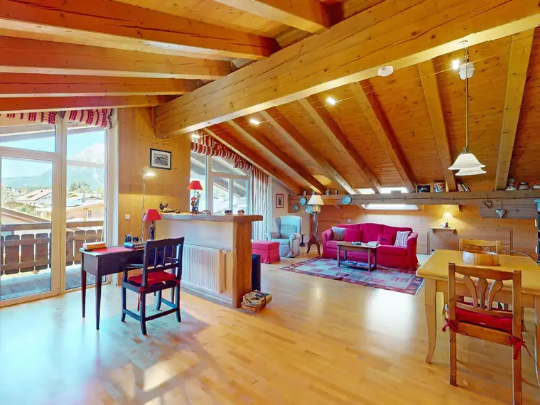 Stilvolles Dachgeschoss-Apartment mit Balkon und beeindruckendem Bergpanorama