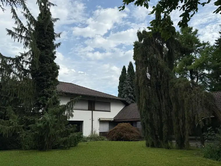 Ein Anwesen mit Charme und Schwimmbad im Lustenauer Rheindorf
