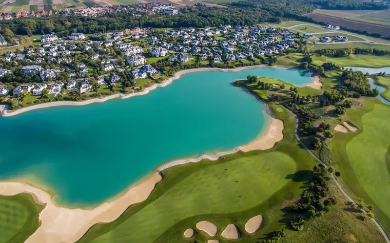 Luxuriöse Traumvilla direkt am See