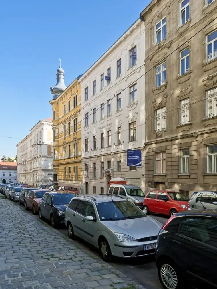 GARAGE MIT PLATZ FÜR 2 AUTOS (STAPELPARKER)