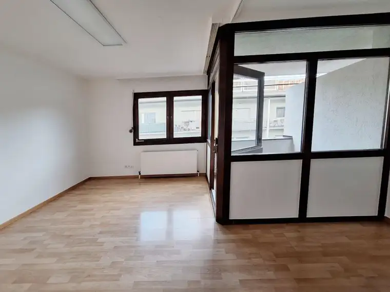 Saggen: 1-2 Personen Büro mit Balkon