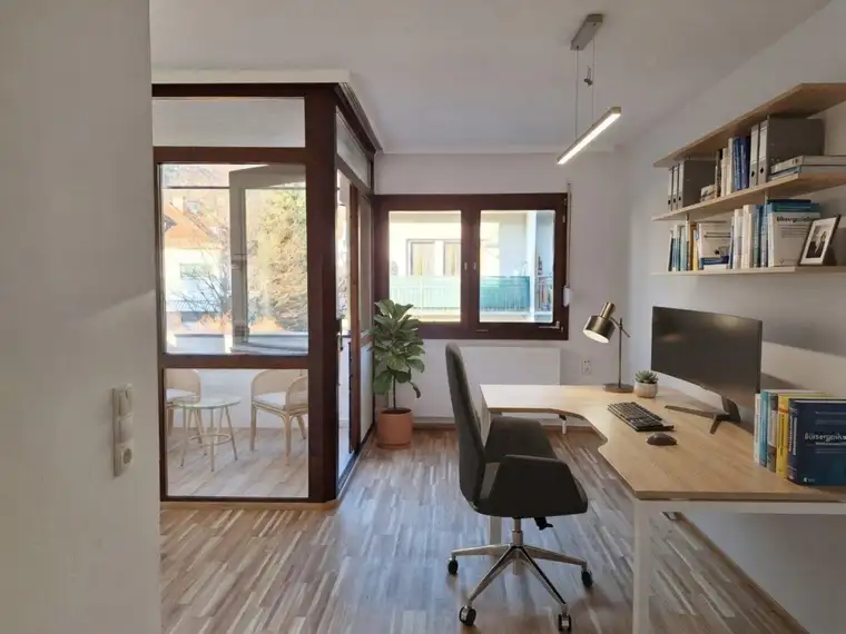 Kleines, nettes Büro mit Balkon