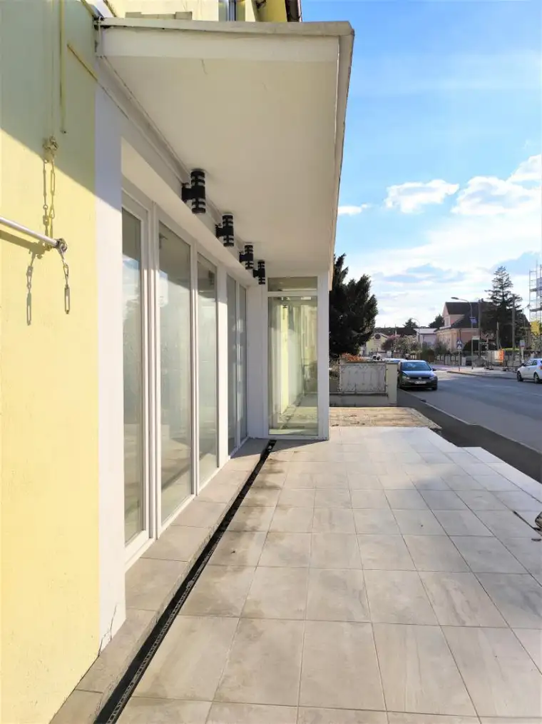 Büro/Wohnhaus mit Geschäftslokal und Garten auf Pachtgrund