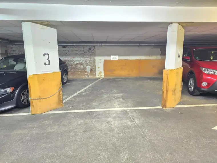 Garagenstellplatz für einen PKW in verkehrsgünstiger Lage