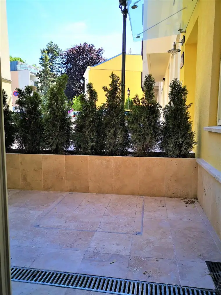 Barrierefreies, sehr charmantes Büro oder Ordination mit kleiner Gartenterrasse in bester Wohngegend in Ober St. Veit.