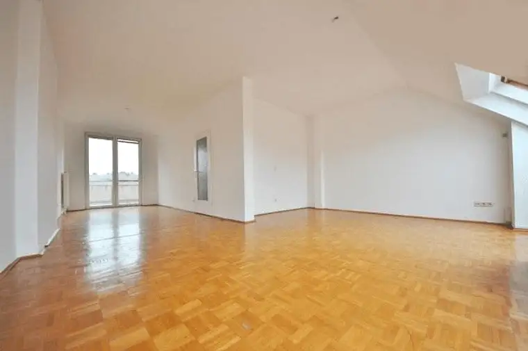 Sehr schicke und sehr sonnige Dachgeschosswohnung mit Terrasse in Unter St.Veit