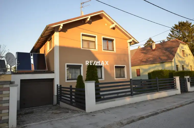 Attraktives Einfamilienhaus mit Pool und großem Garten.