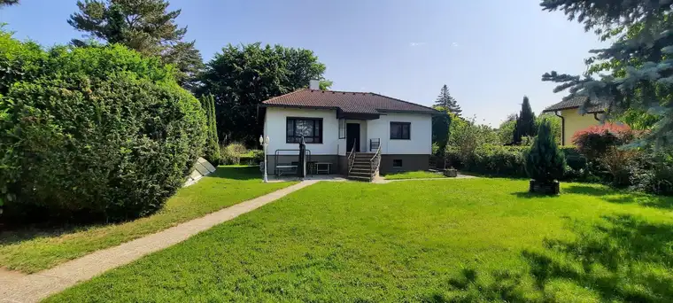 360°-Tour // Gepflegter Bungalow mit überdachtem Pool, Garage und Carport