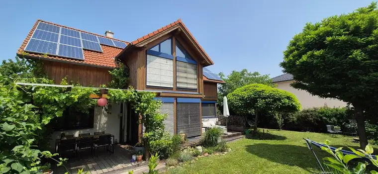 Lichtdurchflutetes Passivhaus mit Garage und Carport