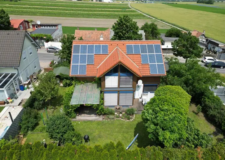 Lichtdurchflutetes Passivhaus mit Garage und Carport