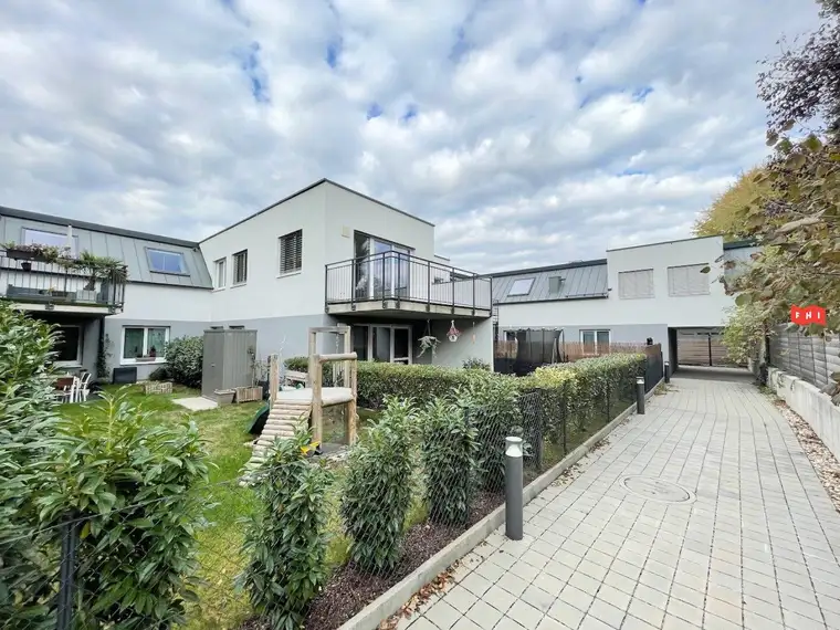 Sonniges 3 Zimmer Neubau-Dachgeschoss-Eigentum mit Terrasse, 2 Garagen &amp; Grünblick in schöner Ruhelage