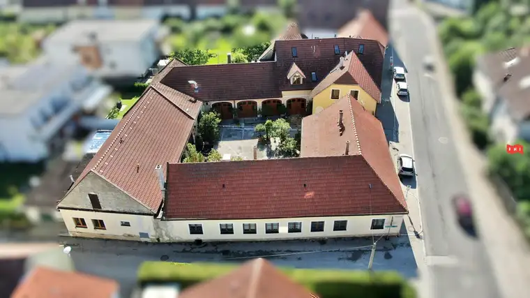 Tradititioneller Vierkanthof mit 2 Wohnhäusern, Heurigenlokal &amp; Hofladen Nähe Stift Göttweig bei Krems