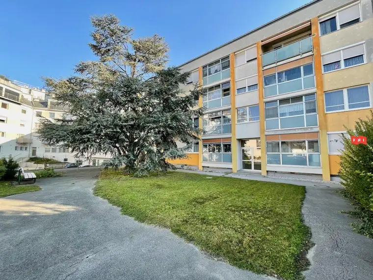 Südwestseitige 3 Zimmer Eigentumswohnung mit Loggia, Klimaanlage, Autoabstellplatz &amp; PV-Balkonkraftwerk.