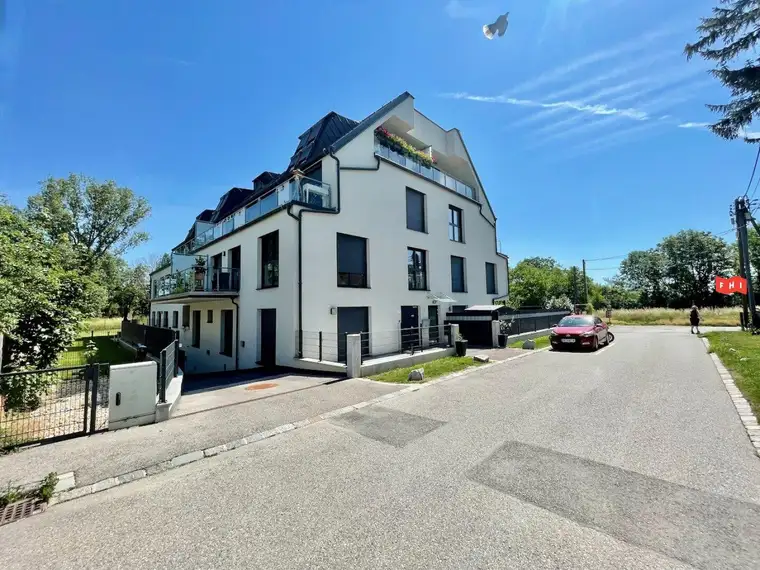 Sonniges 3 Zimmer Neubau-Eigentum Bj 2022 mit Terrasse, Tiefgaragenplatz &amp; Grünblick in schöner Ruhelage