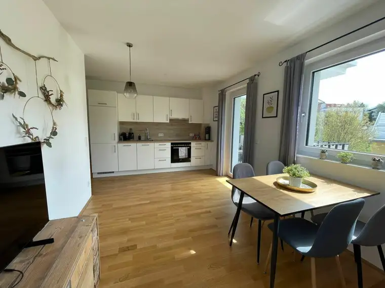 AMHÖTTLGRUND: 2-ZIMMER-WOHNUNG IM 2.OG