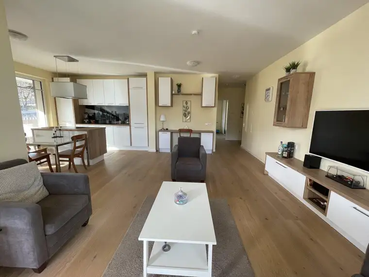 SONNENGARTEN: MÖBLIERTE 3-ZIMMER-WOHNUNG MIT ZWEI PARKPLÄTZEN