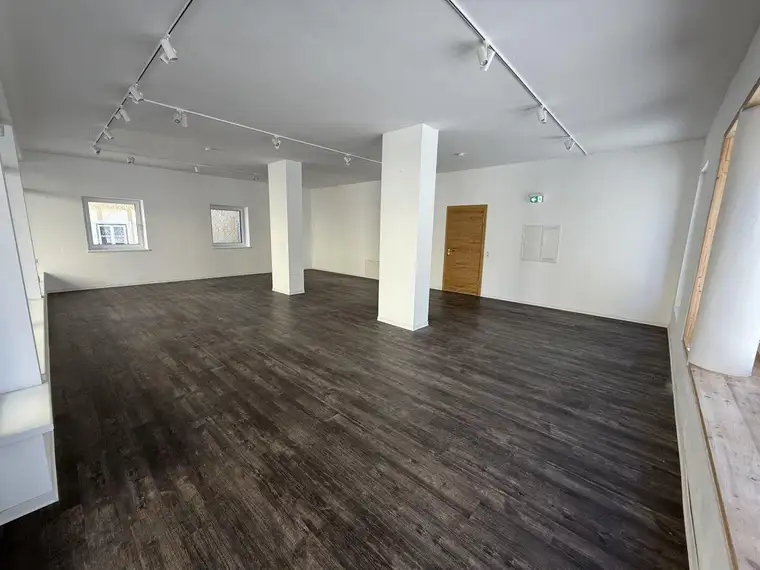 MODERNE BÜRO-/GESCHÄFTSFLÄCHE MIT LAGER
