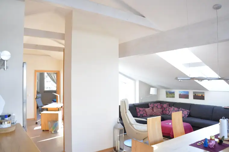 Exklusives PENTHOUSE (komplettes Dachgeschoß) im Zentrum von Hofgastein. Helle, bis unters Dach offene, freundliche Wohnräume durch große Fensterflächen und mittigen verglasten Dachausschnitt.