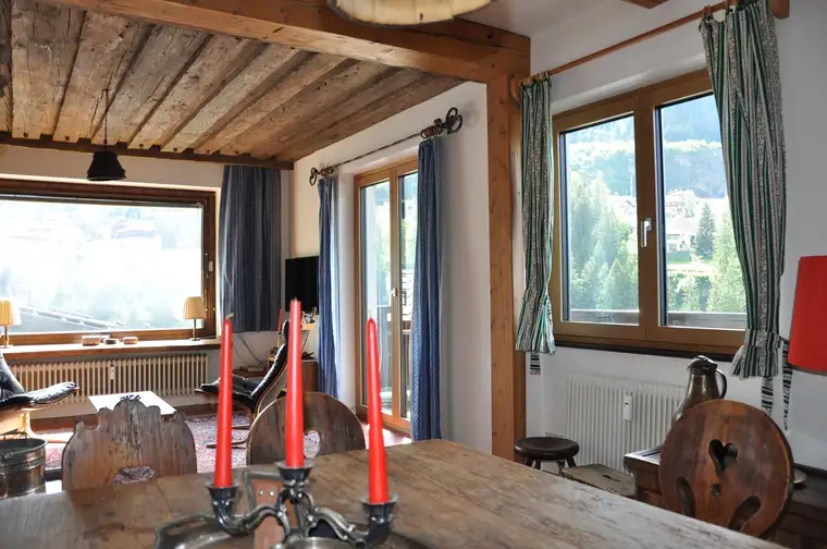 TRAUMBLICK Ferienwohnung in Bestlage von Bad Gastein. Mitten im historischen Zentrum, direkt an der Kaiserpromenade. Einmalige Aussicht auf die Skyline von Bad Gastein, die Berge und das Tal.