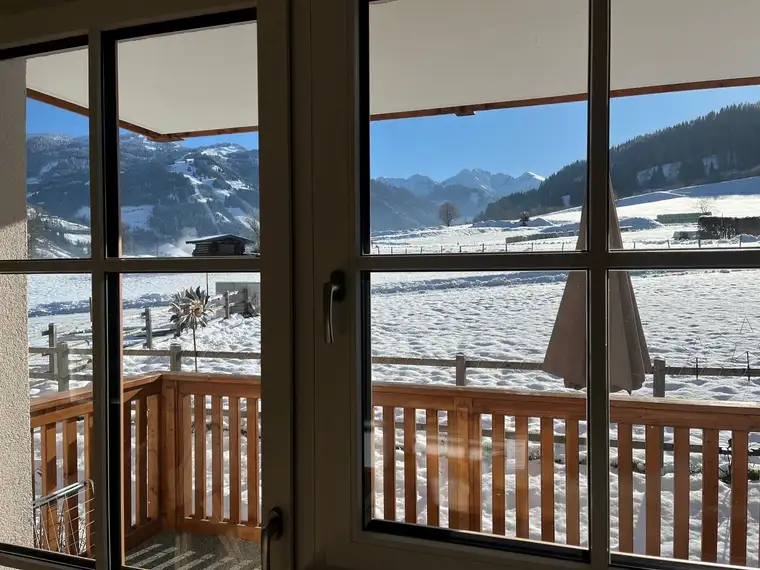 3 Zimmer FERIENWOHNUNG in Bestlage von Dorfgastein. Neuwertiges Gebäude und neuwertige Wohnung. Unverbaubare Aussicht auf die umliegenden Berge. Sonnige Südwestausrichtung.