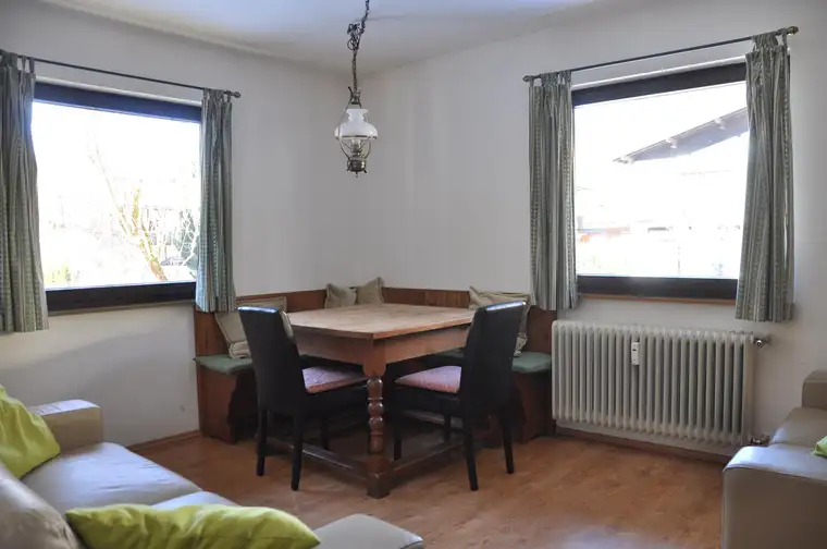 PRIVATER ZWEITWOHNSITZ Kleine FERIENWOHNUNG mit praktischem großen MEHRZWECKRAUM im Untergeschoss.