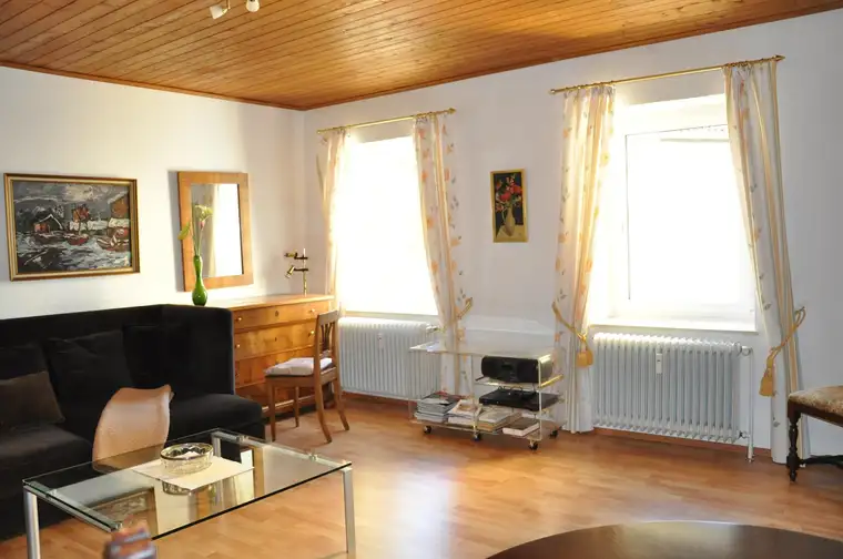 WOHNEN mit GESCHICHTE im historischen Zentrum von Bad Gastein. Gewidmeter 2. Wohnsitz, großzügige Raumeinteilung. Alle Räume mit Fenster. Direkt an der Kaiserpromenade.