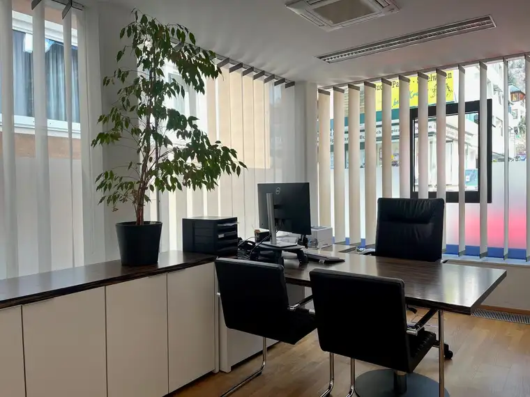 170 m² moderne und exklusive BÜRO und GESCHÄFTSRÄUME in fast neuwertigem Zustand. Inklusive kompletter Einrichtung und Ausstattung. Hell und freundlich mit großen Glasflächen. Hervorragende Lage.