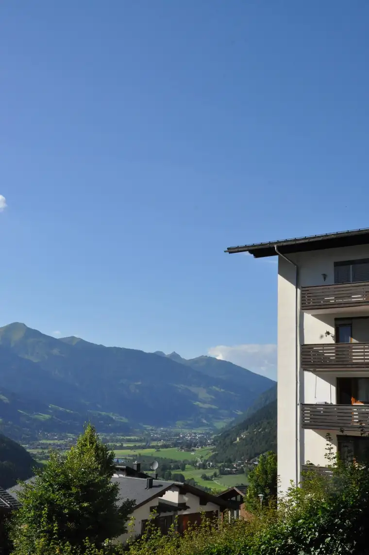 STUDIO Ferienwohnung (2. Wohnsitz) mit herrlicher AUSSICHT, in zentraler Ortslage von Bad Gastein. Das historische Zentrum und den Wasserfall erreicht man in wenigen Gehminuten.