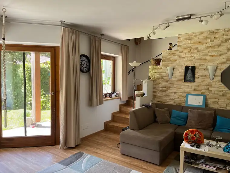 Spezielle REIHENHAUS- ähnliche Wohnung direkt am GOLFPLATZ. Sonnige Südwestausrichtung, schöner und großzügiger Eigen- Garten, ruhige und sonnige Ortslage von Bad Bruck. 2 PKW Stellplätze.