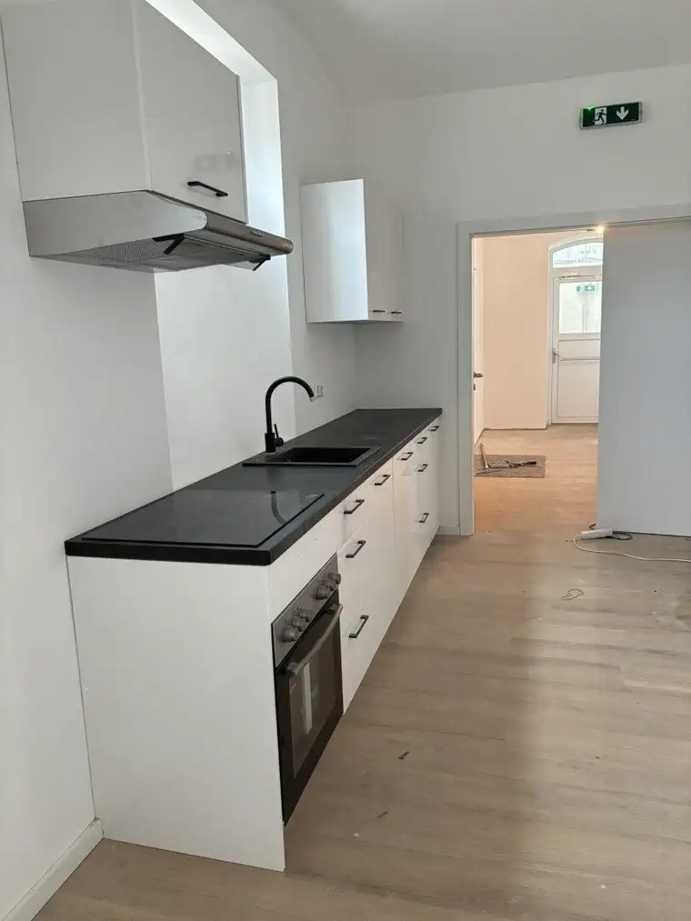 Seminarraum mit 2 Eingängen (auch als 2 separate Seminarräume 36 Personen nutzbar)