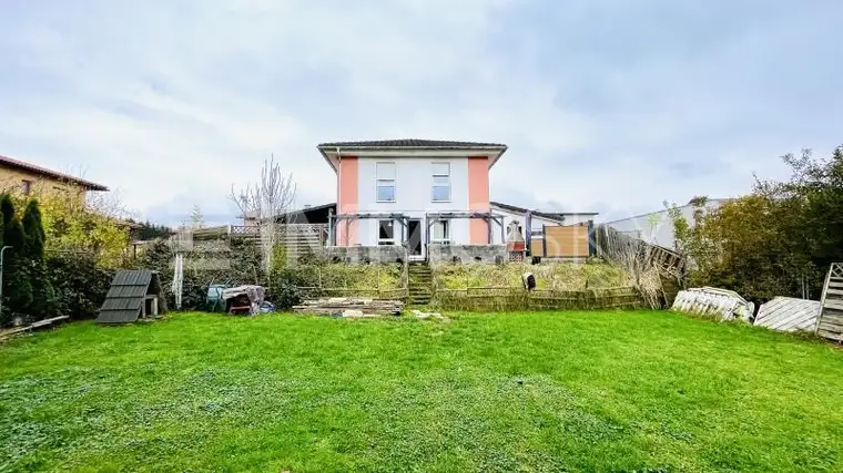 Sonnige Ruheoase mit Garten und 2 Carports