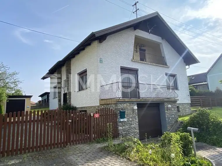 Gemütliches Wohnhaus mit Garage und großer Halle!