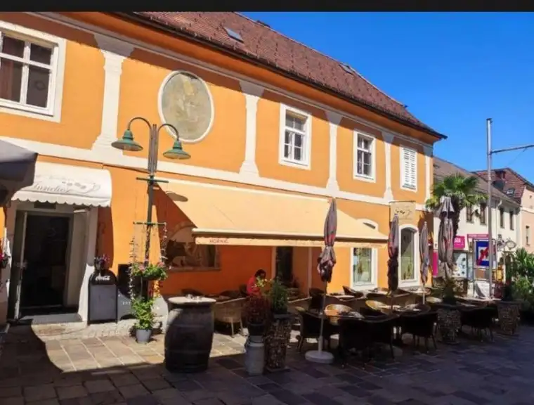 Historisches Stadthaus mit Geschäftsfläche