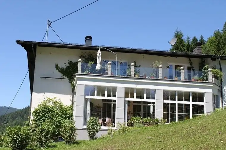 Kolossale Doppelhaushälfte mit Fischteiche in Ruhelage!