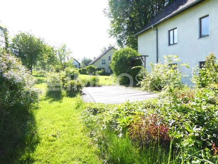 GEMÜTLICH, ABER IN DIE JAHRE GEKOMMEN - AUF GROSSEM GRUNDSTÜCK!!!