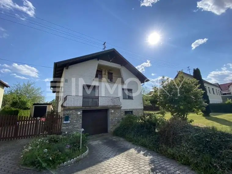 Attraktives Haus mit Garten und vielseitig nutzbarer Halle!