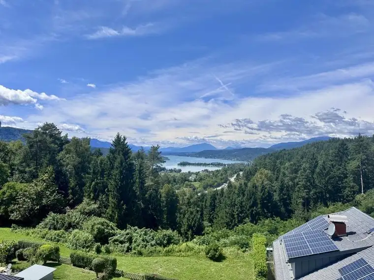 Lichtdurchflutete DG Wohnung mit Weitblick!