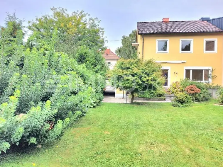 Naturnah und Stadtnah Eigenheim mit Potential, Garten und XXL Garage