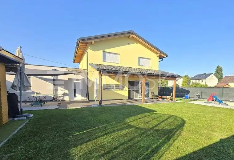 Geräumiger Familientraum mit 6 Zimmer, Pool, Garage u.v.m.