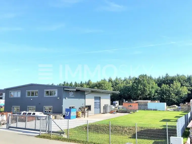 Hochwertige Lagerhalle, Büros inkl. Parkflächen zw. Wien und Salzburgl