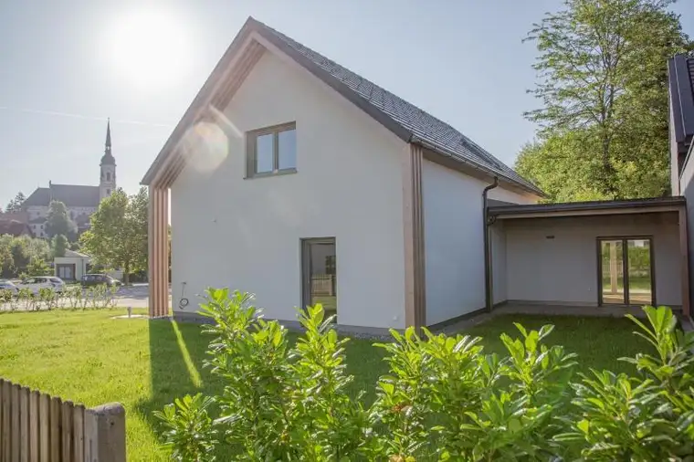 Neubauhaus mit Gartenidylle 