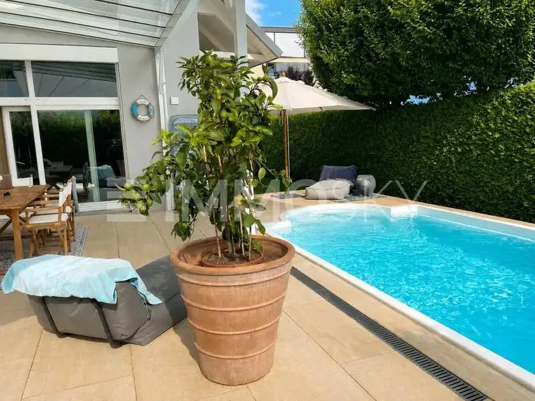 Moderne Villa mit Salzwasserpool und Dachterrasse
